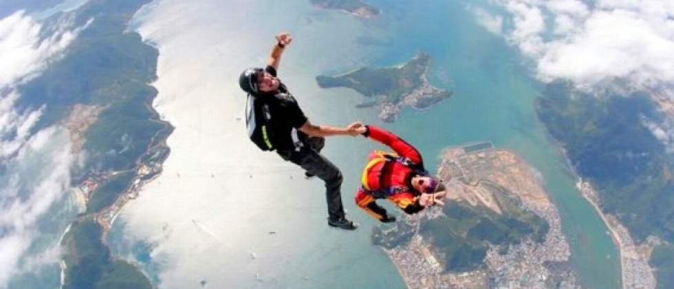 learn about skydiving parachute jumps